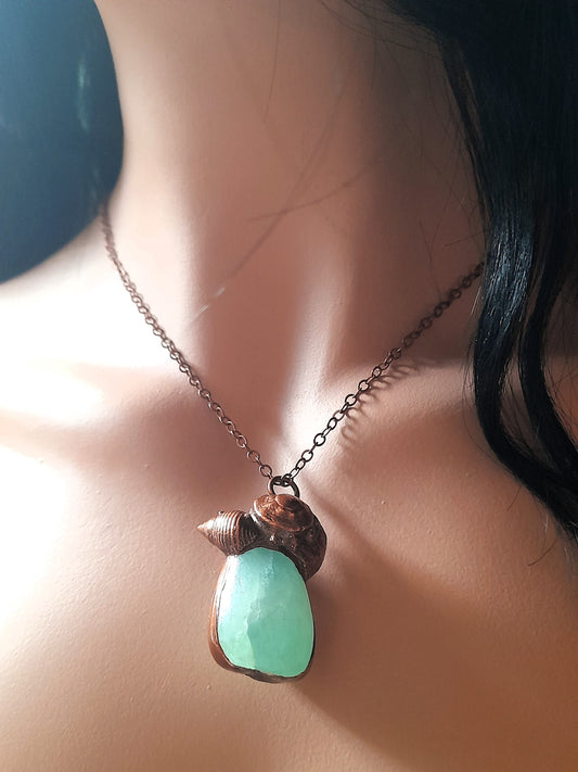 Handmade Green Fluorite and Real Shell Pendant Necklace