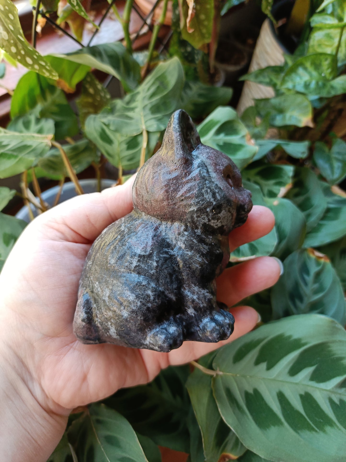 Garnet and Arfvedsonite Sitting Cat Carving - 734g