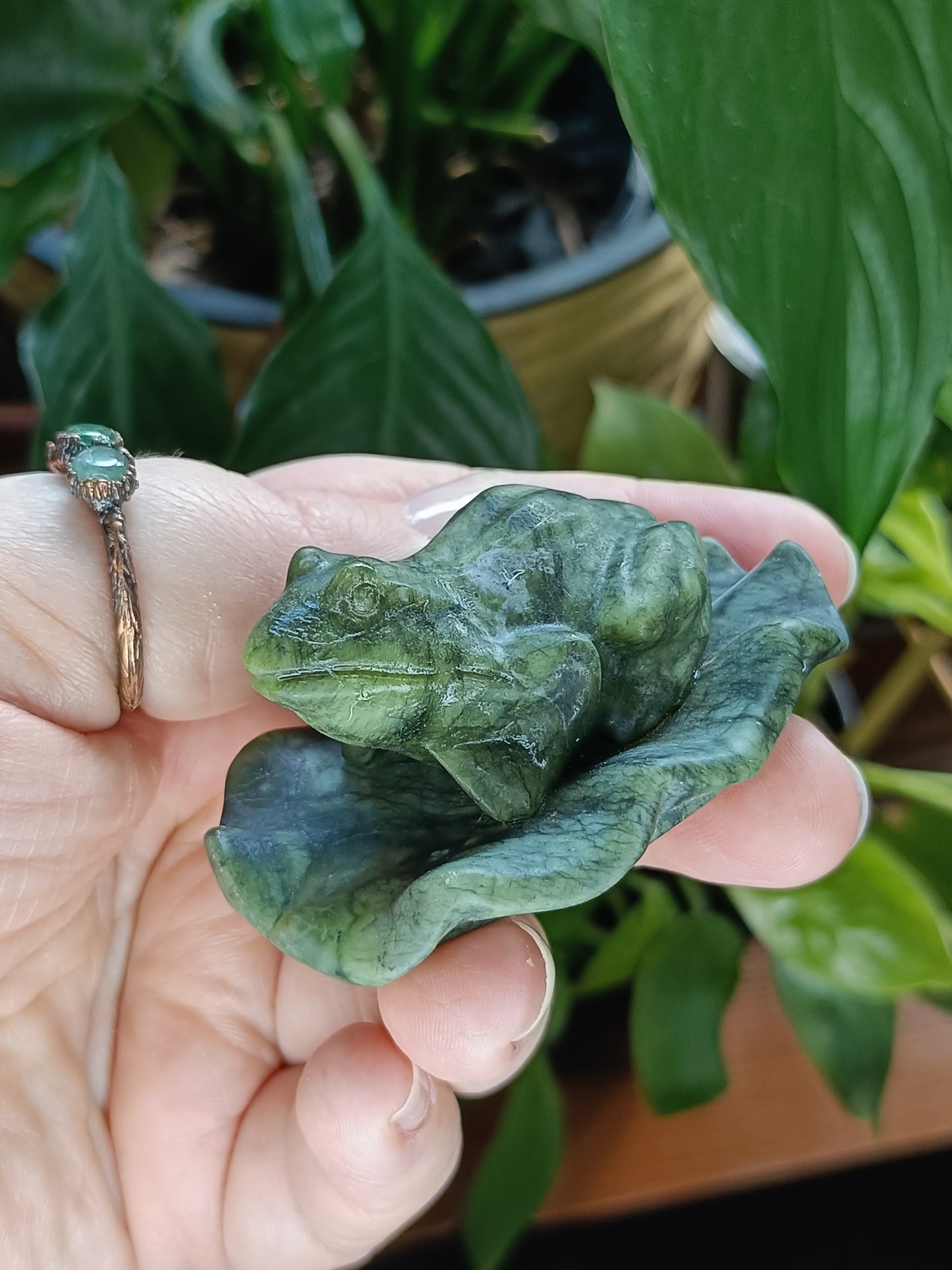 Frog on Lily Pad Small Carving - 80-110g